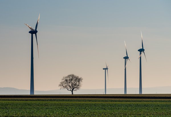Green Philosophy & Nachhaltigkeit Windkraftanlagen in grüner Landschaft – nachhaltige Energie und Green Philosophy