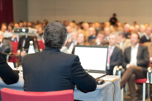 Investor Relations & Kapitalmarkt Redner bei Hauptversammlung mit Publikum – Investor Relations & Kapitalmarktkommunikation