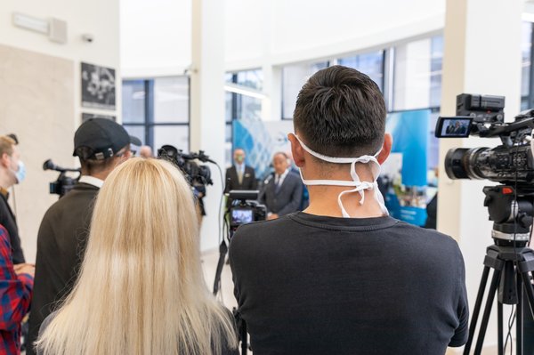Pressekonferenz mit Kamerateams – Krisenkommunikation und Medienarbeit