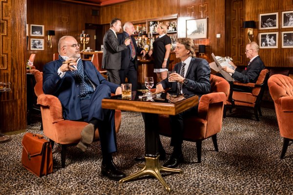 Netzwerktreffen in Bar-Atmosphäre – Beziehungspflege in Medien, Politik und Wirtschaft
