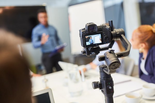 Kamera filmt Sprecher im Meeting – Medientraining für souveräne Auftritte
