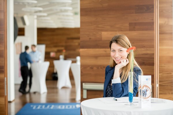 Empfangssituation – Ansprechpartnerin am Welcome Desk bei politischem Event