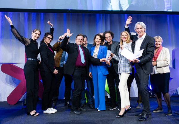 Gruppenfoto auf Bühne bei Preisverleihung – Staatspreis Europa und Auszeichnung