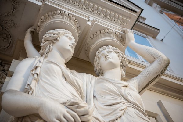 Karyatiden/Atlanten an Fassade – Stabilität, Verantwortung und Tradition im Finanzmarkt