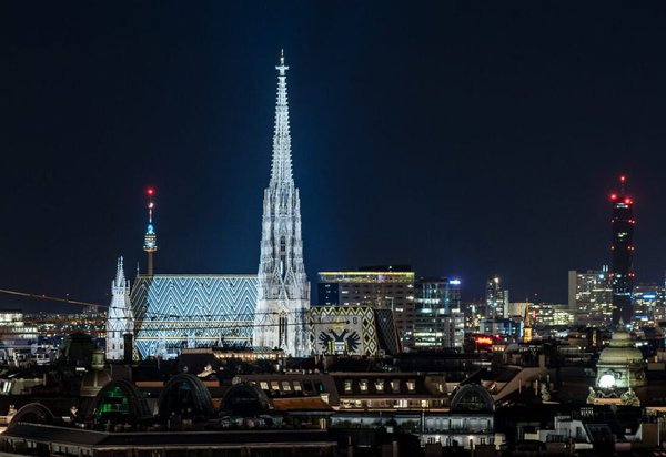 Wien Skyline bei Nacht mit Stephansdom – österreichische Hauptstadt und Standort
