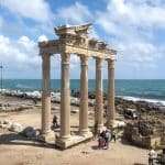 Antikes Side liegt direkt am Mittelmeer.