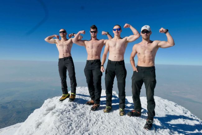 P1060747 Seilschaft auf dem Gipfel des Ararat in der Osttürkei